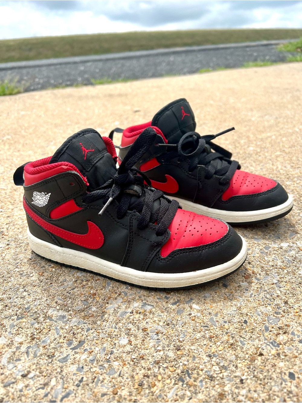 Boys Nike Air Jordan 1 Mid Preschool “Bred Twist” EUC black red high top sz 1Y
